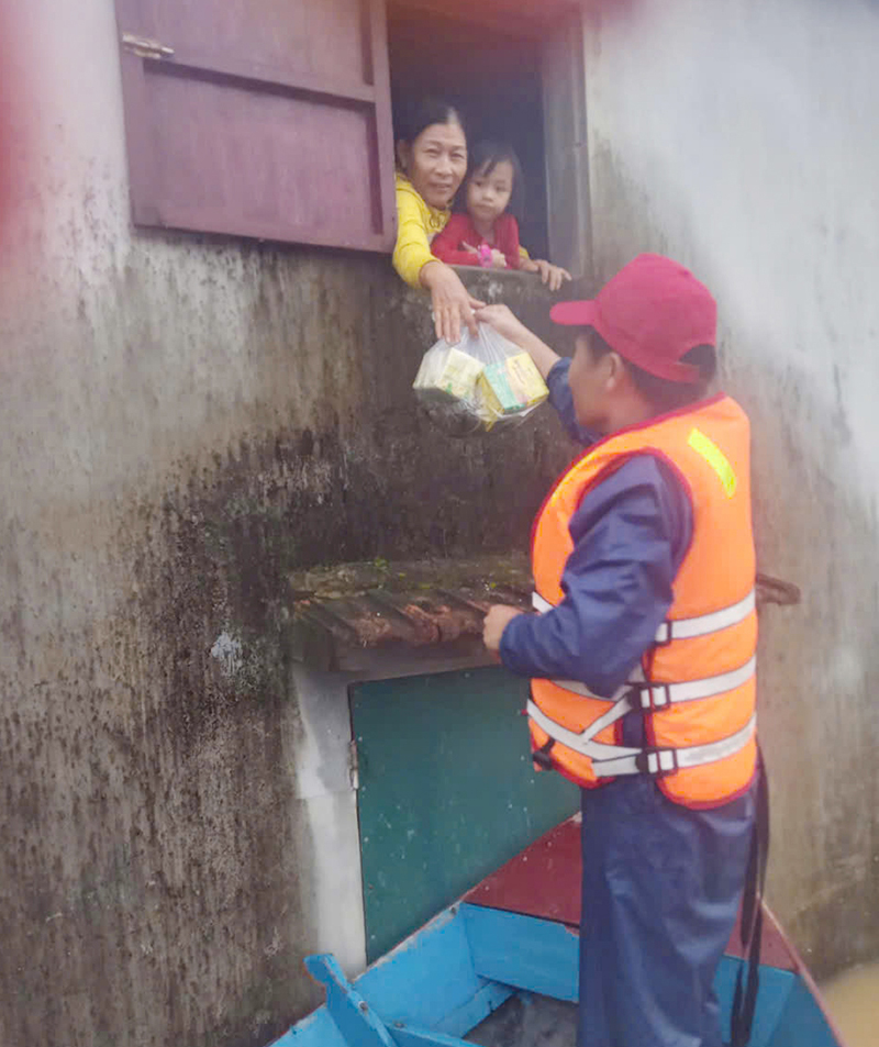 Hỗ trợ người dân vùng lũ Lệ Thủy.