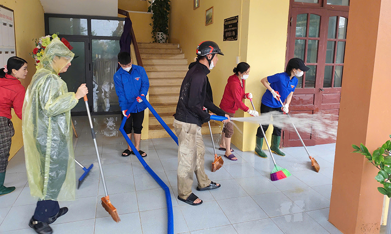 Đoàn viên, thanh niên hỗ trợ người dân dọn dẹp sau lũ.