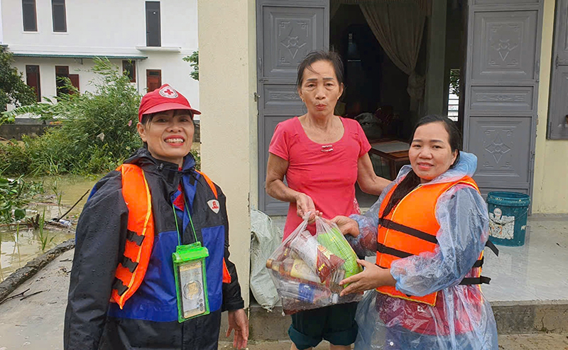 Đoàn trực tiếp trao tận tay nhu yếu phẩm cần thiết cho bà con ở thôn Thống Nhất, xã An Ninh.