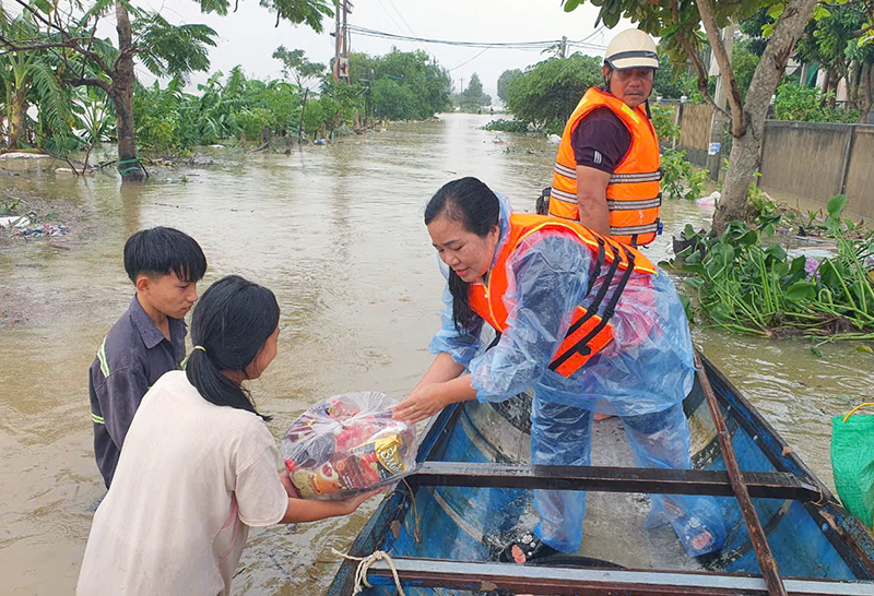 Đoàn trực tiếp trao tận tay nhu yếu phẩm cần thiết cho bà con ở thôn Thống Nhất, xã An Ninh.