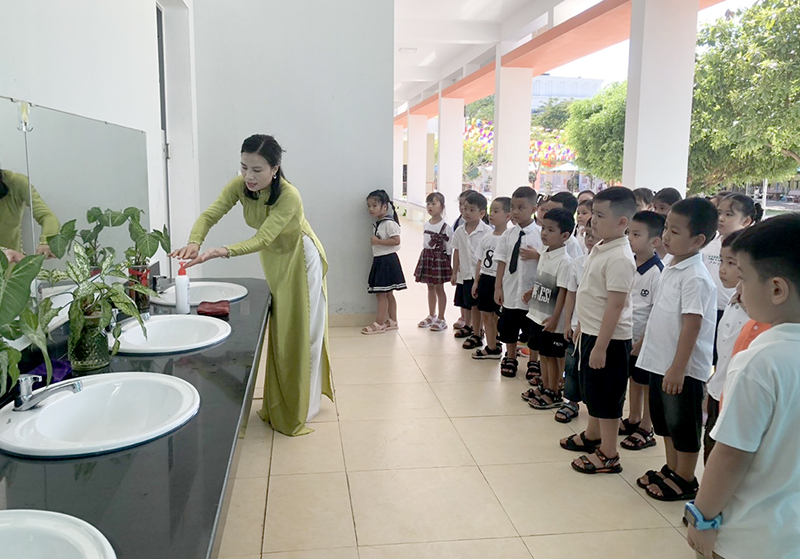 Hướng dẫn thói quen vệ sinh là một trong những bài học đầu tiên khi học sinh bước vào lớp 1.