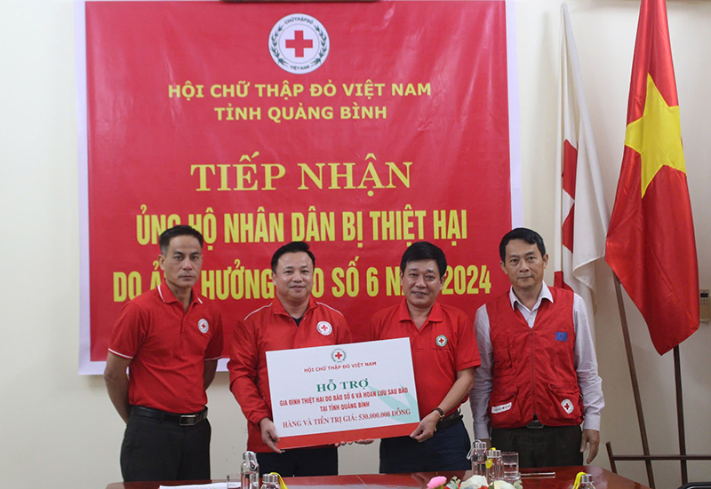 Trung ương Hội Chữ thập đỏ Việt Nam cứu trợ khẩn cấp cho nhân dân tỉnh Quảng Bình 530 triệu đồng.  