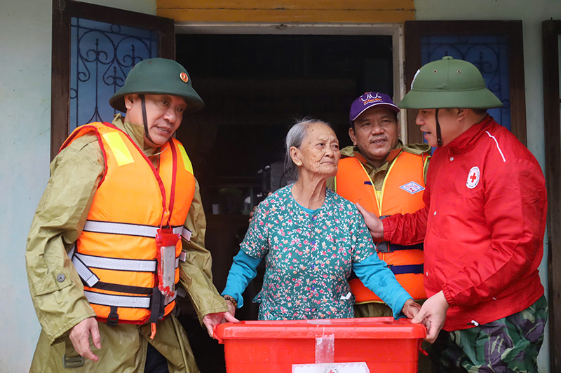 Đại diện lãnh đạo Trung ương Hội Chữ thập đỏ động viên bà con sớm khắc phục khó khăn do bão lũ gây ra