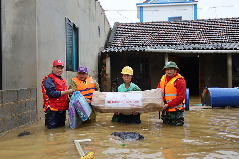 Trao hàng cứu trợ cho các hộ gia đình có hoàn cảnh khó khăn tại xã An Thủy.