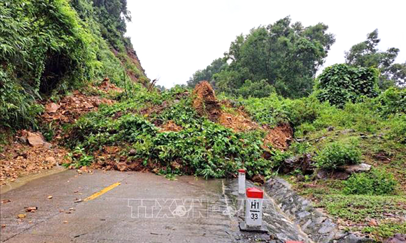 Một vị trí đất đá sạt lở gây ách tắc giao thông trên địa bàn tỉnh Quảng Bình. Ảnh: TTXVN phát