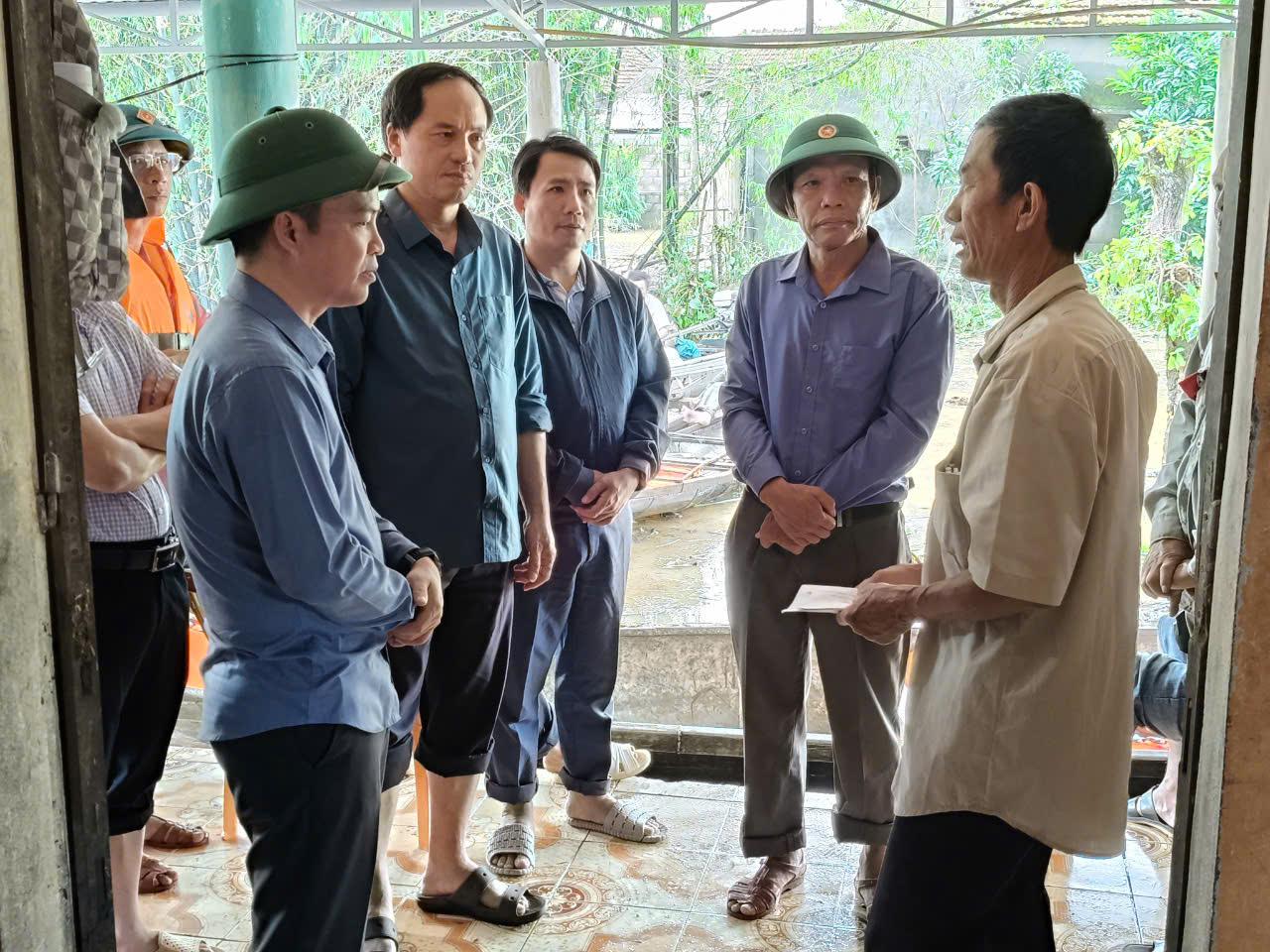 Chính quyền địa phương đã đến động viên, chia sẻ cùng gia đình.