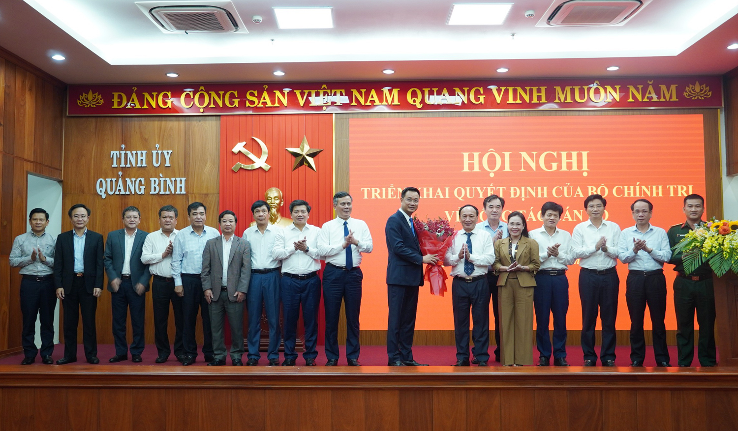 Các đồng chí Thường trực Tỉnh ủy Quảng Bình tặng hoa chúc mừng đồng chí Bí thư Tỉnh ủy Lê Ngọc Quang.
