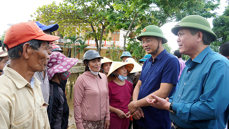 Đồng chí Bí thư Tỉnh ủy Lê Ngọc Quang và đồng chí Chủ tịch UBND tỉnh Trần Thắng trò chuyện với bà con xã Phong Thủy (Lệ Thủy)