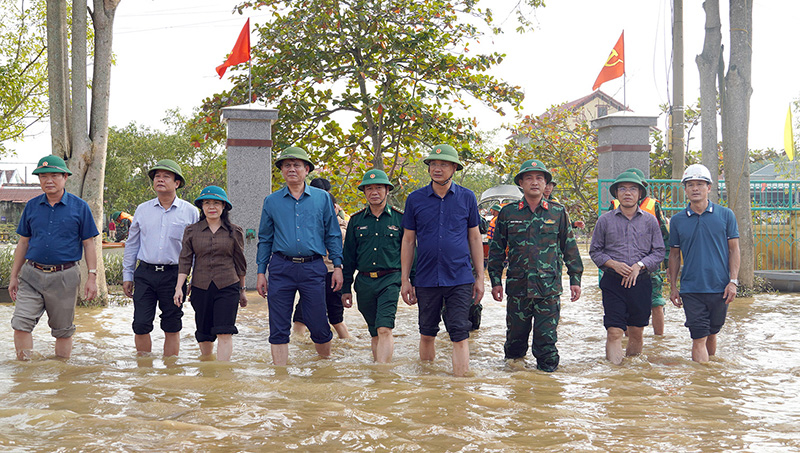 Đồng chí Bí thư Tỉnh ủy Lê Ngọc Quang và đoàn công tác kiểm tra công tác khắc phục hậu quả mưa lũ tại xã Lộc Thủy (Lệ Thủy)