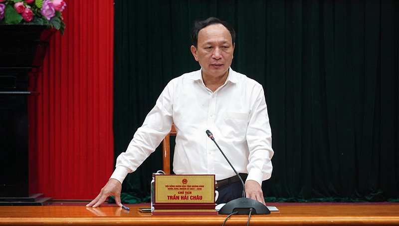 Đồng chí Trần Hải Châu, Phó Bí thư Thường trực Tỉnh ủy, Chủ tịch HĐND tỉnh điều hành hội nghị