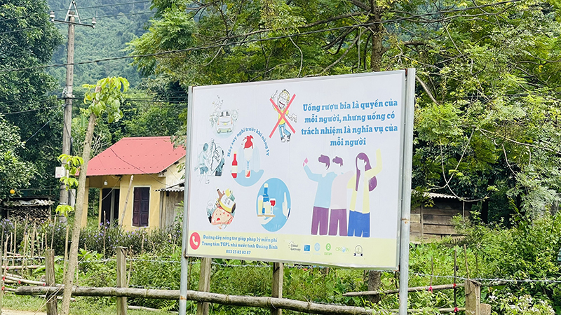 Bảng hiệu tuyên truyền phòng, chống rượu, bia tại bản Mò O Ồ Ồ.