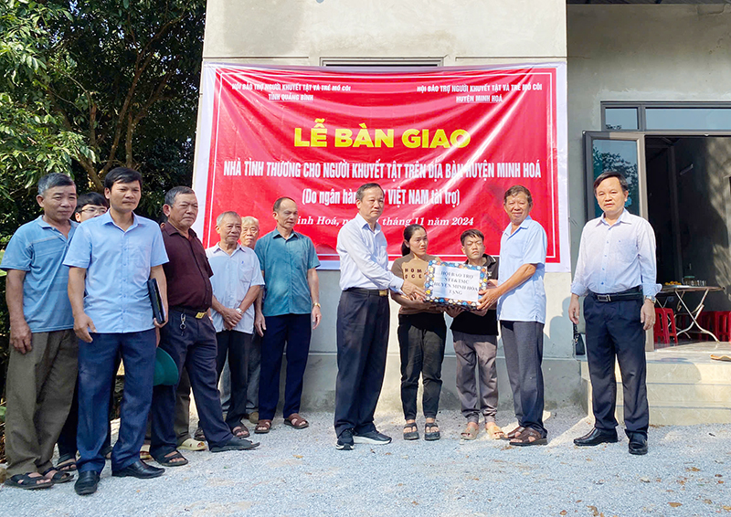 Hội Bảo trợ người khuyết tật và trẻ mồ côi tỉnh đã bàn giao nhà và tặng quà cho gia đình anh Đinh Thế Hiền.