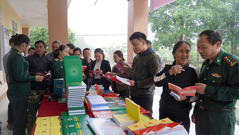 Bộ đội Biên phòng hướng dẫn bà con tham quan gian trưng bày tài liệu giáo dục pháp luật