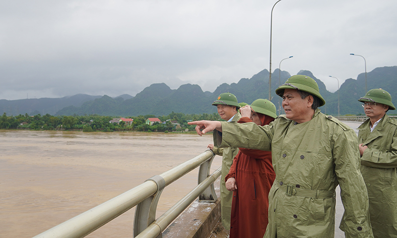 3.4: Đồng chí Chủ tịch UBND tỉnh Trần Thắng kiểm tra mực nước trên sông Gianh, đoạn qua địa bàn xã Cảnh Hóa (huyện Quảng Trạch) và Văn Hóa (huyện Tuyên Hóa).