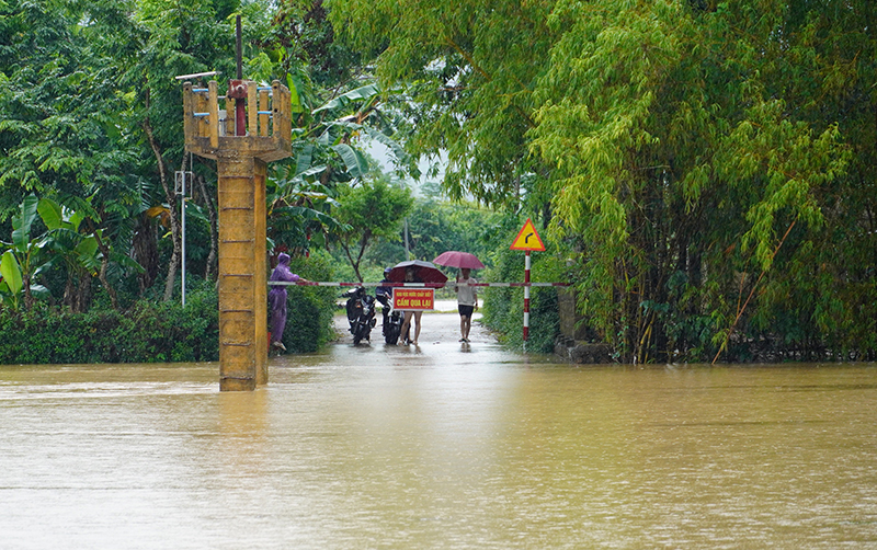 Tràn Rào sau ở xã Phù Hóa (huyện Quảng Trạch) bị ngập khoảng 0,7m, các phương tiện không qua lại được.