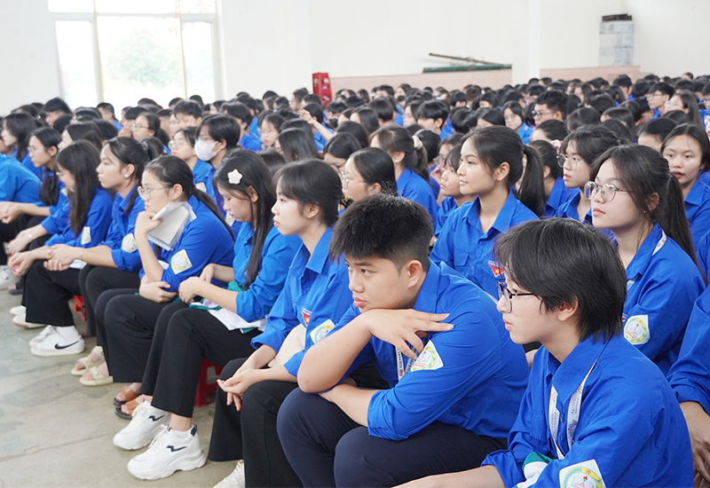Học sinh Trường THPT Chuyên Võ Nguyên Giáp tham dự tại phiên tòa giả định.