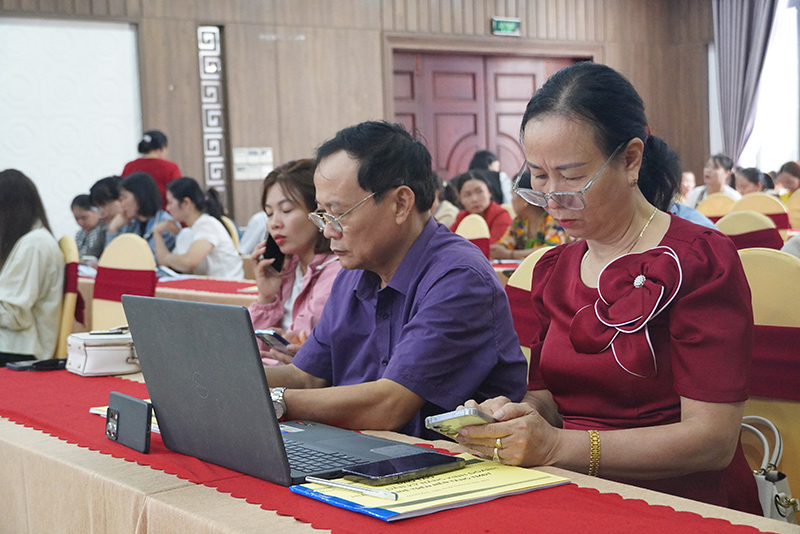 Là chủ của một doanh nghiệp nhỏ, vợ chồng ông bà Trần Thị Hiên, Đoàn Công Quyết (Lệ Thủy) muốn tiếp cận với thương mại điện tử để tăng hiệu quả kinh doanh.