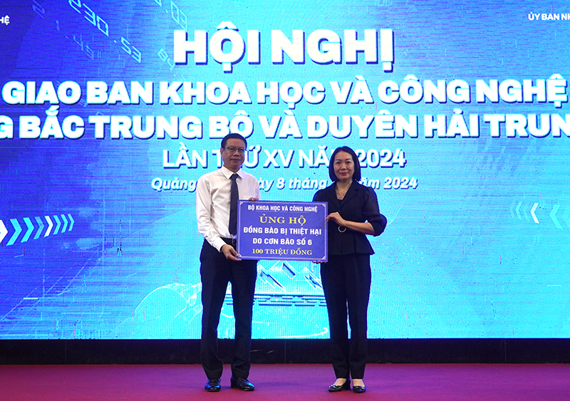 Thứ trưởng Bộ Khoa học và Công nghệ Lê Xuân Định trao quà ủng hộ người dân tỉnh Quảng Bình bị ảnh hưởng do thiên tai.