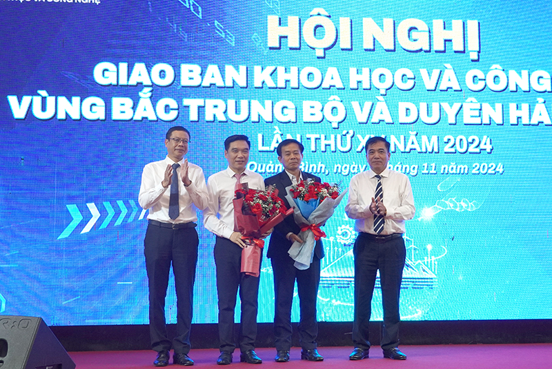 Đại diện lãnh đạo Bộ Khoa học-Công nghệ và UBND tỉnh Quảng Bình tặng hoa cho Sở Khoa học-Công nghệ Quảng Bình và đơn vị đăng cai 