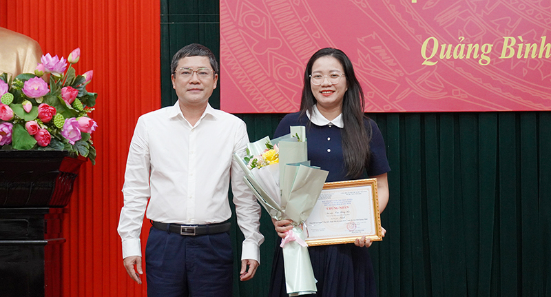 Đồng chí Phó Chủ tịch UBND tỉnh Phan Phong Phú trao giải nhất cho cá nhân đoạt giải Cuộc thi trực tuyến “Tìm hiểu Luật Đất đai năm 2024”.