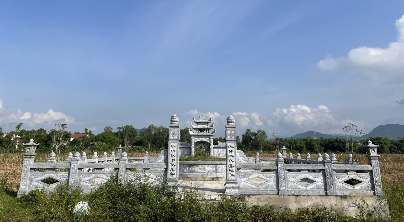 Mộ và miếu thờ Lê Văn Hành.