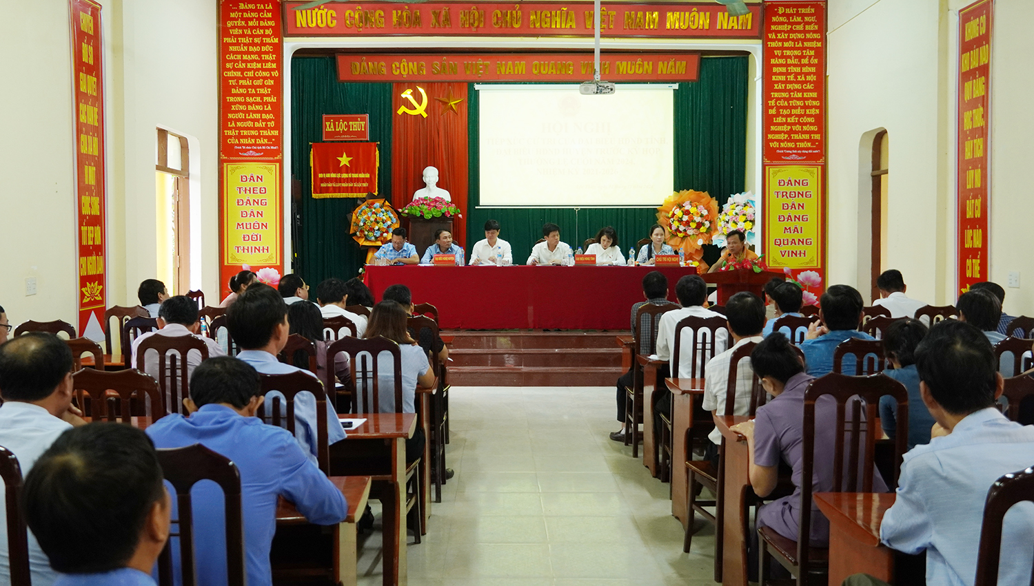 Quang cảnh buổi tiếp xúc cử tri tại xã Lộc Thủy.