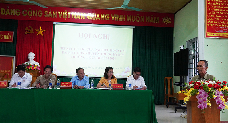 Tổ đại biểu HĐND tỉnh và HĐND huyện Lệ Thủy tiếp thu kiến nghị của cử tri.