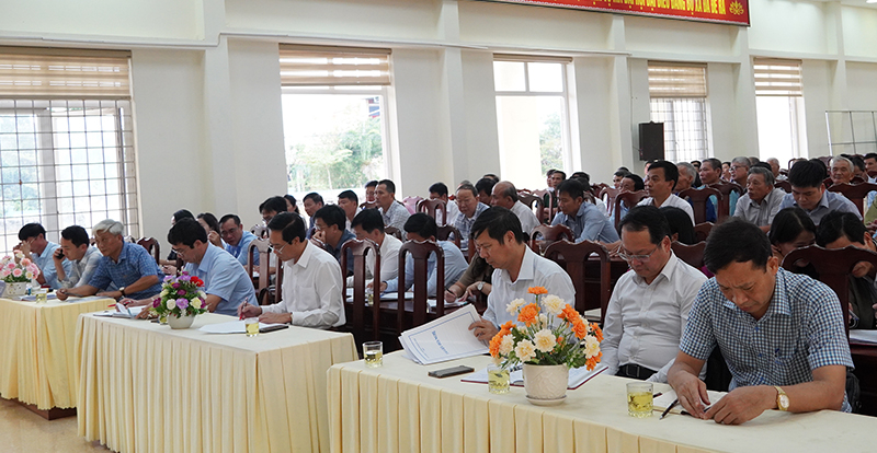 Các đại biểu và cử tri tham dự buổi tiếp xúc.