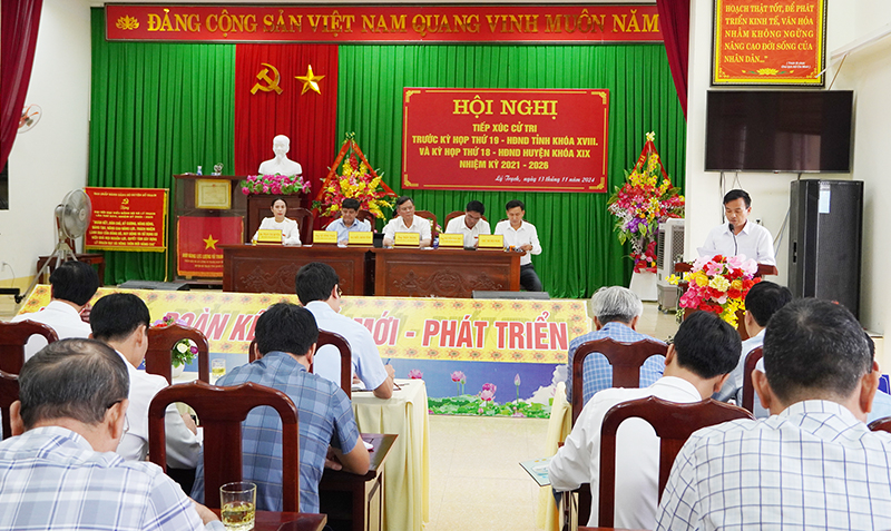 Cử tri phát biểu ý kiến tại buổi tiếp xúc.