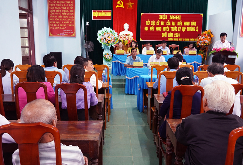 Quang cảnh buổi tiếp xúc cử tri.
