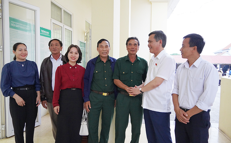 Đồng chí Chủ tịch UBND tỉnh Trần Thắng trò chuyện cùng cử tri.