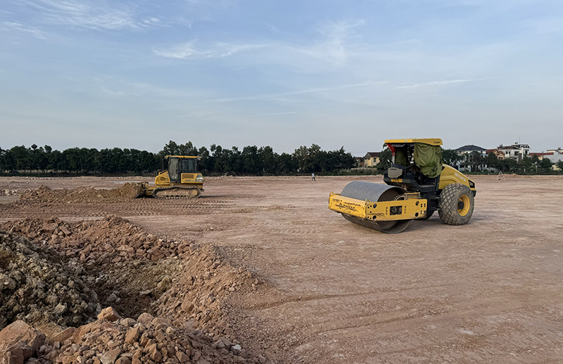 Ảnh:  - Dự án Trung tâm thể dục thể thao huyện Lệ Thủy đã cơ bản hoàn thành san lấp mặt bằng và đang tiến hành ép cọc.