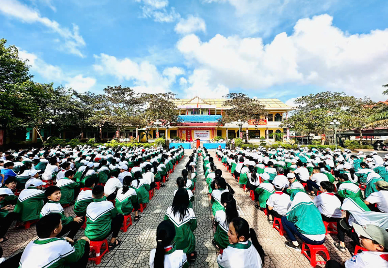 Trường THCS Kiến Giang luôn tích cực phối hợp với Trung tâm Kiểm soát bệnh tật tỉnh thực hiện truyền thông trực tiếp về phòng, chống tác hại thuốc lá.