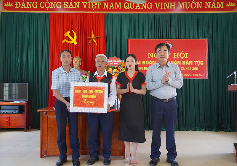 Thay mặt lãnh đạo tỉnh, đồng chí Nguyễn Lương Bình tặng quà chúc mừng bà con bản Hóa Lương tại  