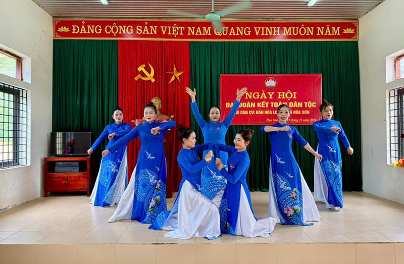 Một tiết mục văn nghệ đặc sắc tại ngày hội Đại đoàn kết toàn dân tộc bản Hóa Lương