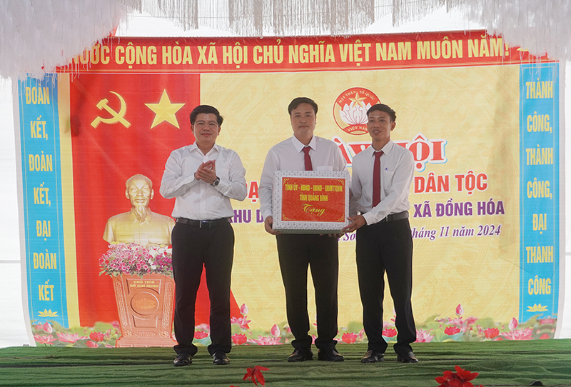 Đồng chí Trưởng Ban Tổ chức Tỉnh ủy tặng quà cho thôn Đại Sơn.