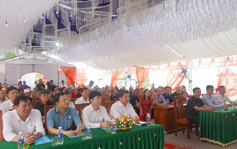 Các đại biểu dự Ngày hội Đại đoàn kết tại thôn Đại Sơn.