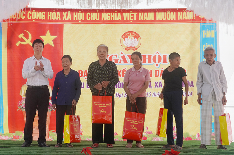 Đại diện lãnh đạo Ủy ban MTTQVN tỉnh trao quà cho người dân thôn Đại Sơn.