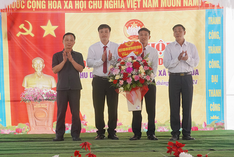 Lãnh đạo huyện Tuyên Hóa tặng quà cho thôn Đại Sơn.
