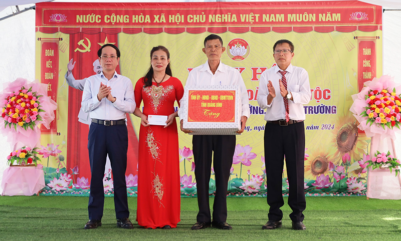 Đồng chí Trưởng ban Dân vận Tỉnh ủy Phan Mạnh Hùng tặng hoa và quà cho cán bộ và nhân dân thôn Hạ Trường.