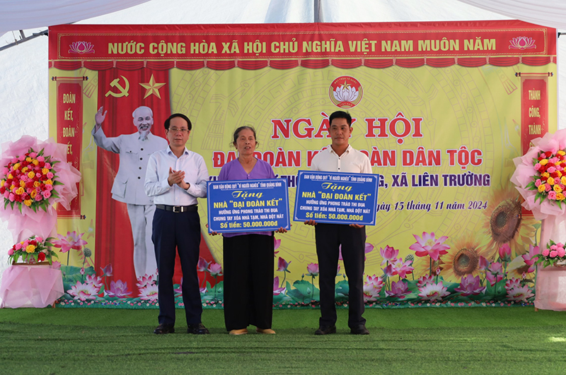 Đồng chí Trưởng ban Dân vận Tỉnh ủy Phan Mạnh Hùng trao hỗ trợ xây dựng nhà “Đại đoàn kết” cho hộ gia đình có nhà ở bị hư hỏng nặng do ảnh hưởng thiên tai.