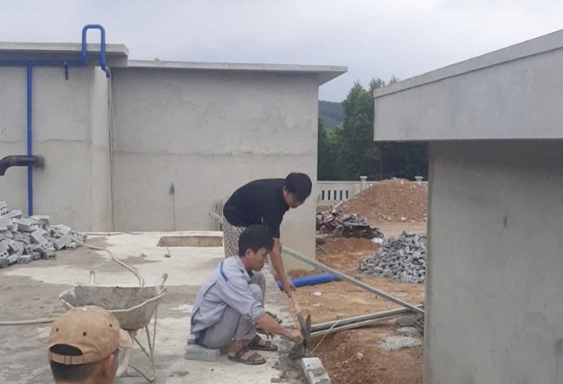 Coog nhân đang lắp đặt thiết bị của nhà máy cấp nước.
