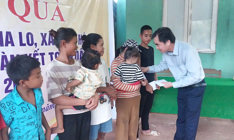 Đồng chí Trưởng ban Nội chính Tỉnh ủy Nguyễn Lương Bình tặng quà cho