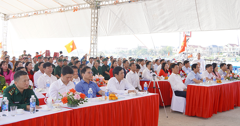 Các đại biểu, nhân dân tham dự ngày hội.