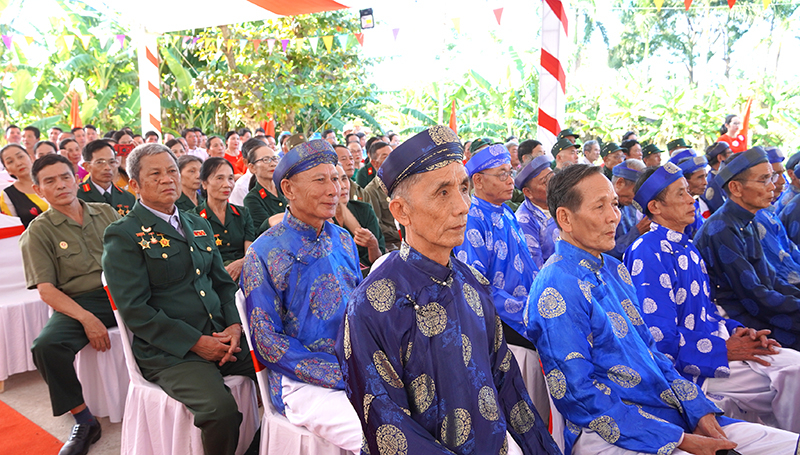 Đông đảo bà con tổ dân phố Diêm Hải tham dự “Ngày hội Đại đoàn kết toàn dân tộc”.