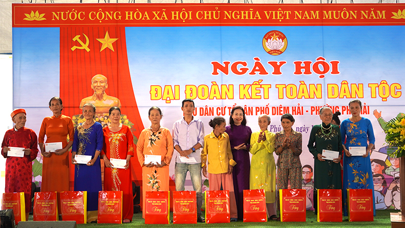 Đại diện lãnh đạo Ủy ban MTTQVN tỉnh trao quà hỗ trợ một số hộ gia đình có hoàn cảnh khó khăn trên địa bàn.