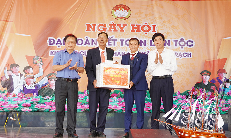 Đồng chí Nguyễn Công Huấn, Phó Chủ tịch Thường trực HĐND tỉnh và đồng chí Trương Văn Hởi, Phó Chủ tịch Thường trực Ủy ban MTTQVN tỉnh tặng quà chúc mừng khu dân cư Nhân Hải.