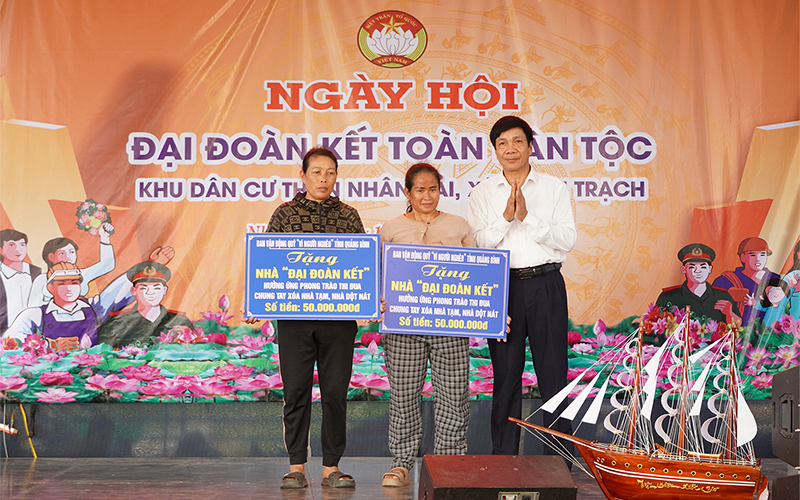 Đồng chí Phó Chủ tịch Thường trực HĐND tỉnh Nguyễn Công Huấn trao tặng nhà “Đại đoàn kết” cho các hộ nghèo.