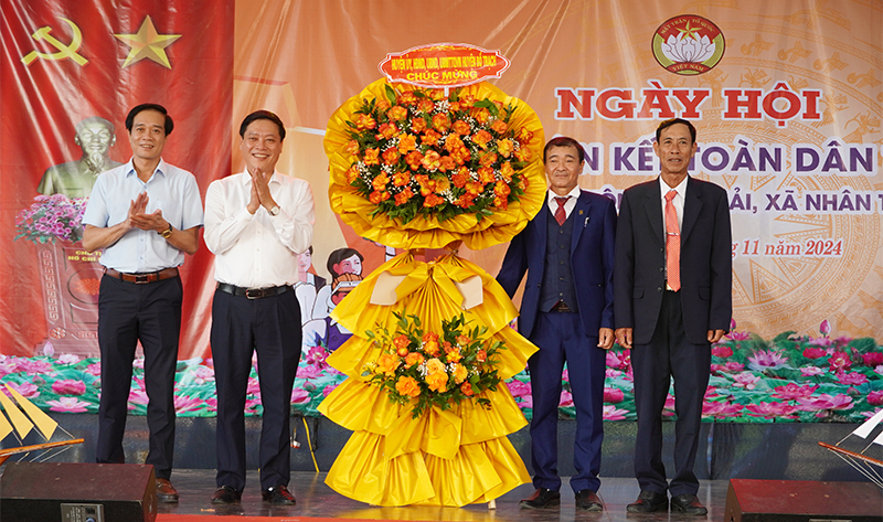 Lãnh đạo huyện Bố Trạch tặng hoa chúc mừng ngày hội.