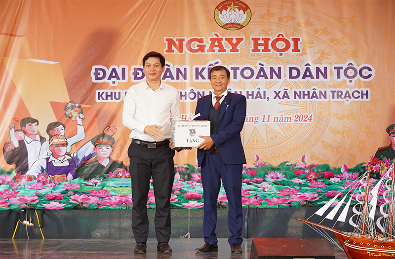 Lãnh đạo Tỉnh đoàn tặng quà chúc mừng.
